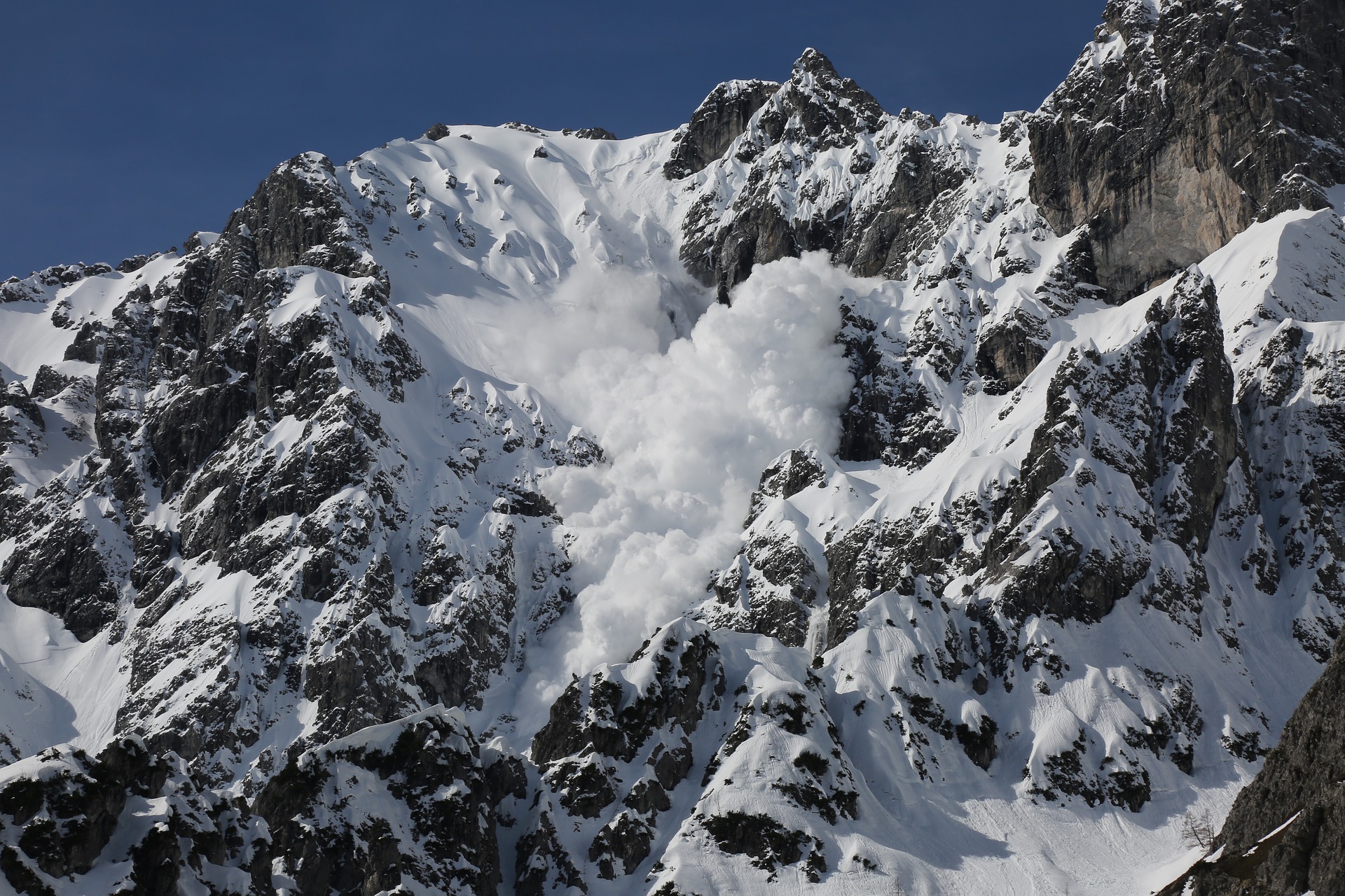 What causes an avalanche? How It Works